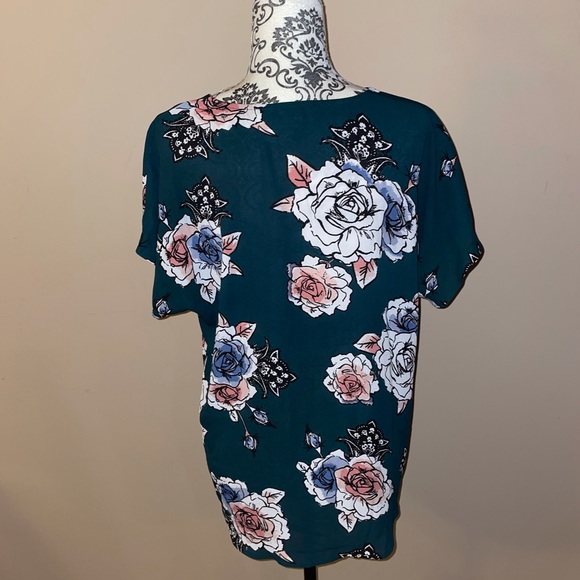 Cute Floral Blouse - Picture 2 of 4